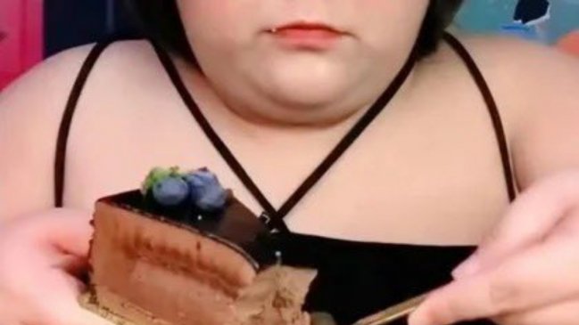 Influencer murió tras realizar viral reto en vivo: Intentó comer 10 kilos de comida