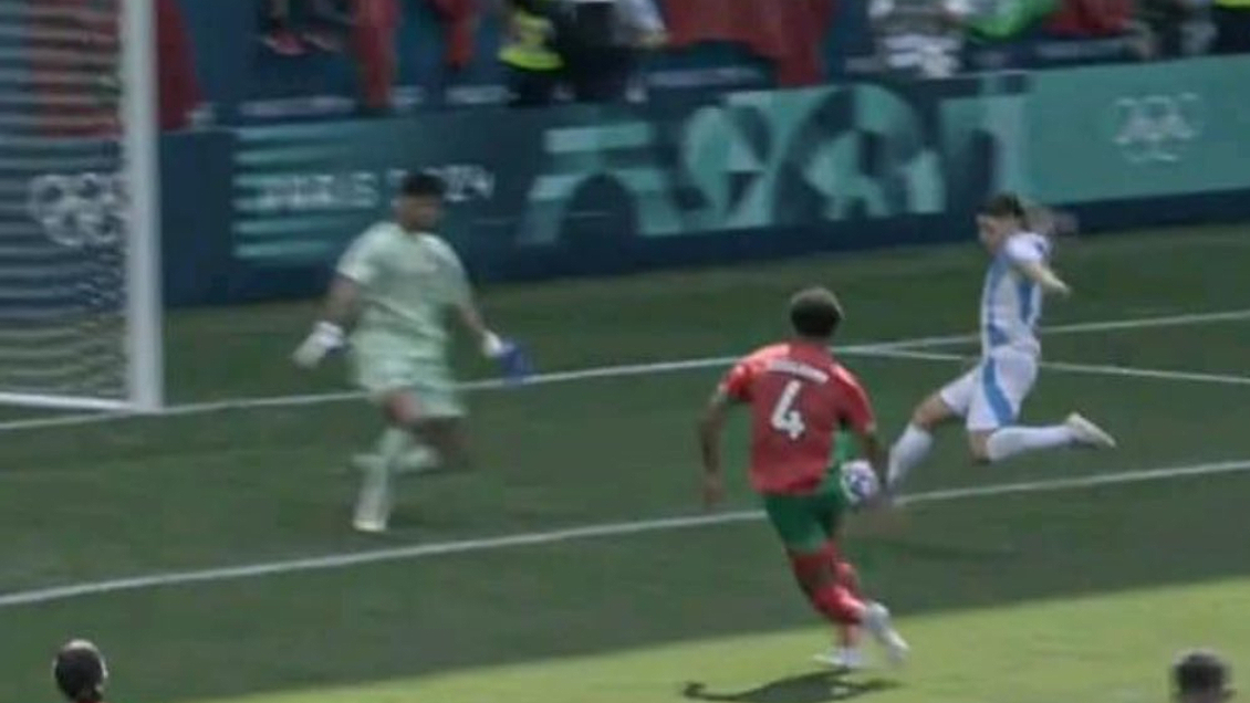 Julián Alvarez erró una clara ocasión en el debut de Argentina en los JJ.OO. de París 2024