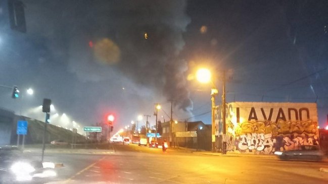 Incendio afectó a varios locales del mercado Lo Valledor