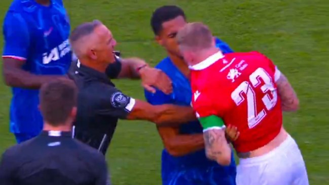 [VIDEO] Amistoso de Chelsea y Wrexham tuvo fuerte encontrón a los dos minutos