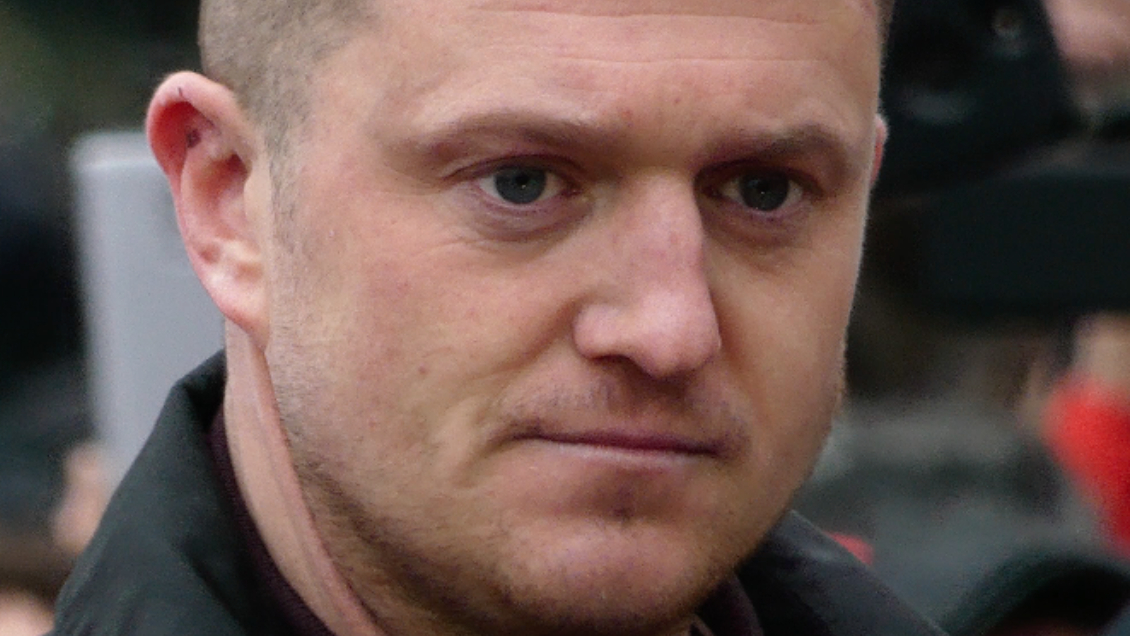 Líder de la ultraderecha británica, ex barra brava, fue detenido por ley antiterrorista