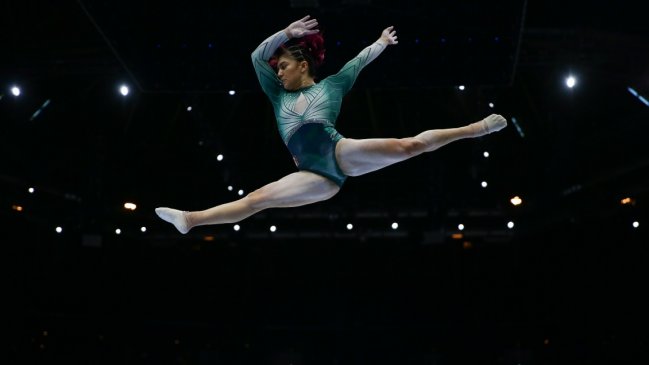 [VIDEO] Gimnasta mexicana sufrió aparatosa caída, pero se levantó sonriente