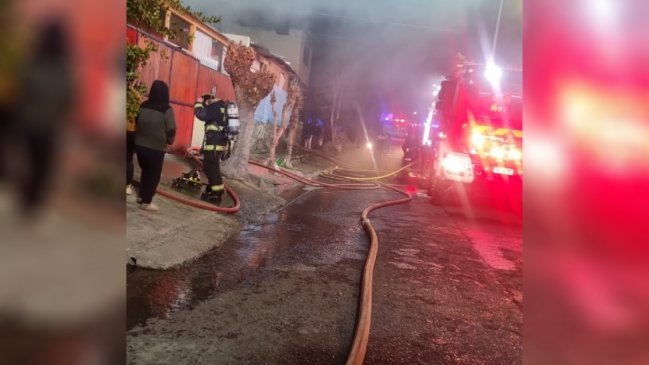 Hombre falleció en incendio que afectó a dos casas en Peñalolén