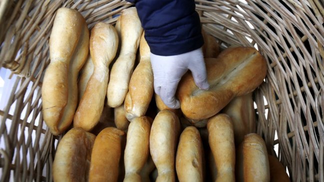 Mujer escondió marihuana y cocaína en una marraqueta para un amigo preso