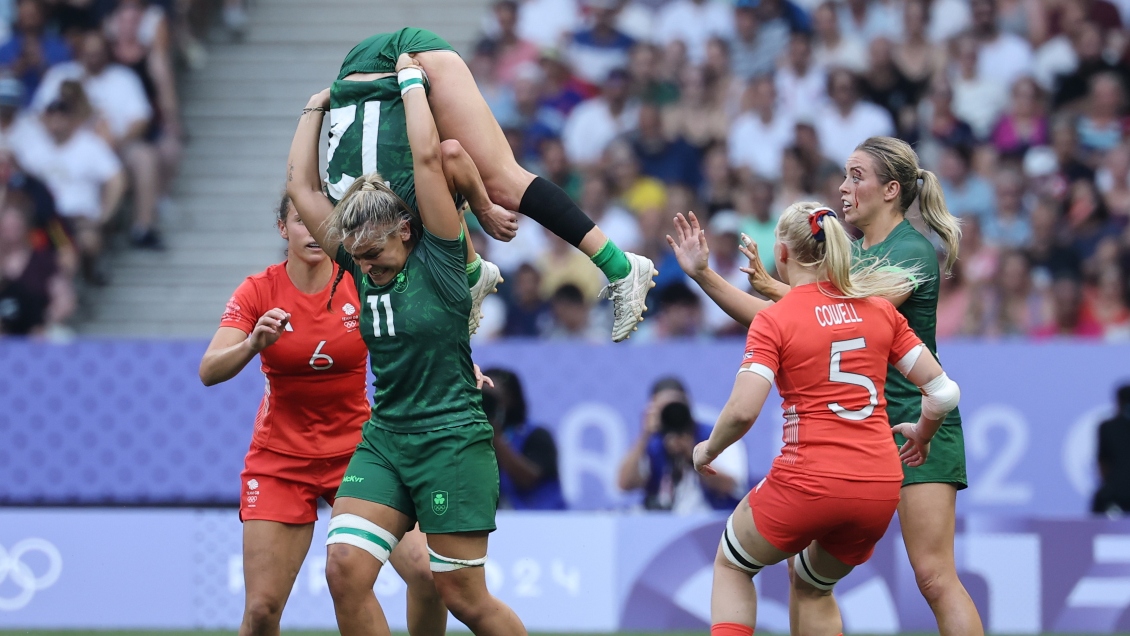 [VIDEO] Rugbista irlandesa se viralizó al evitar dura caída de una compañera