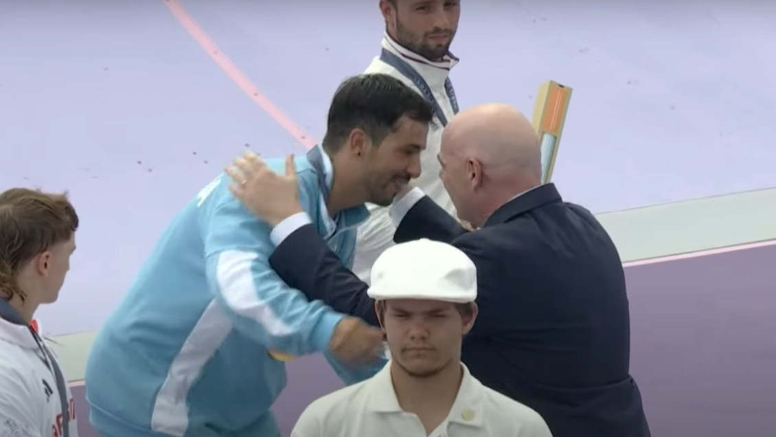 Gianni Infantino entregó medalla de oro al argentino Joaquín Torres Gil, ganador del BMX Freestyle