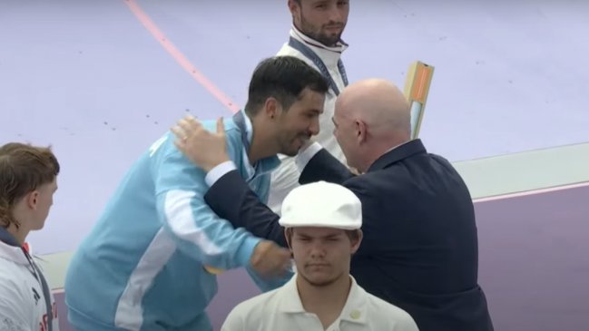 Gianni Infantino entregó medalla de oro al argentino Joaquín Torres Gil, ganador del BMX Freestyle
