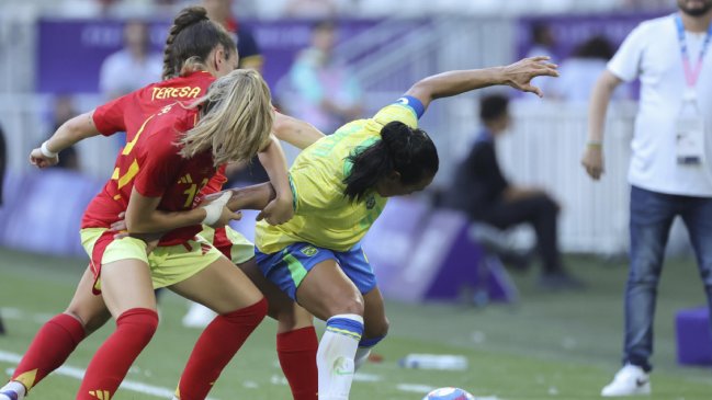 Brasileña Marta fue expulsada en duelo contra España por patada en la cabeza a rival