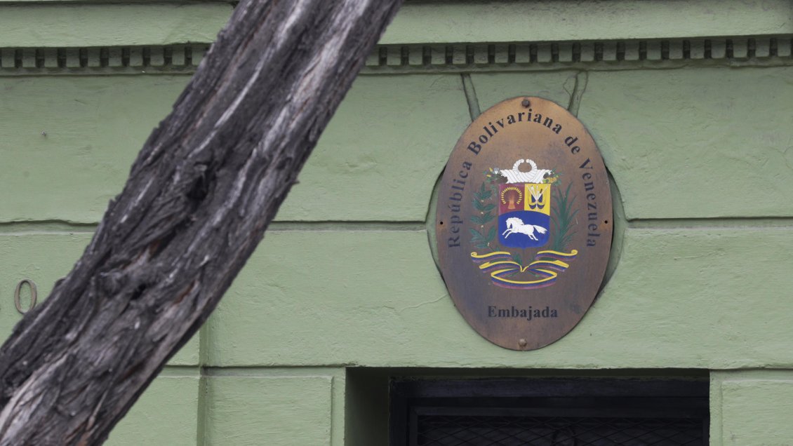 Chile permitirá salir a venezolanos con pasaportes vencidos tras cierre de embajada