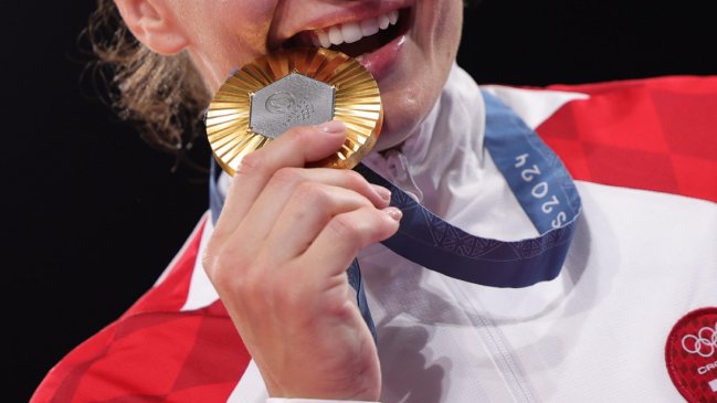 Padre de campeona olímpica fue detenido por beso no consentido a una voluntaria