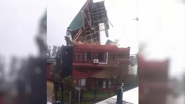 El viento arrasó con el techo de una casa en Futrono