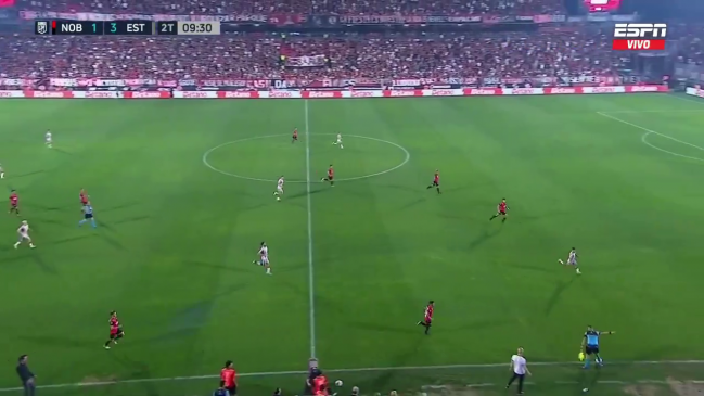 Controversia en Argentina: Juez de línea evitó que saliera la pelota y la jugada terminó en gol