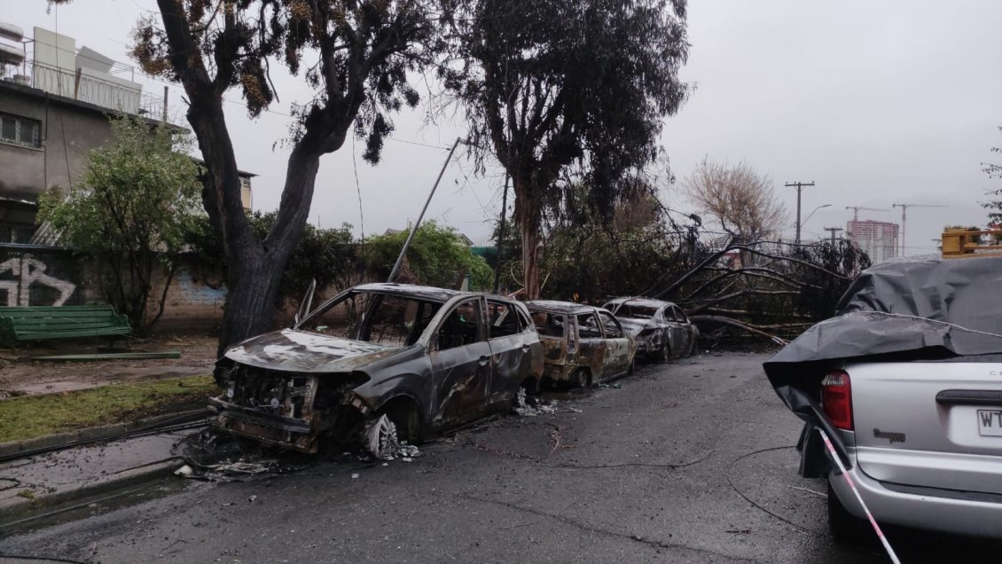 Macul: Tres autos calcinados por caída del tendido eléctrico