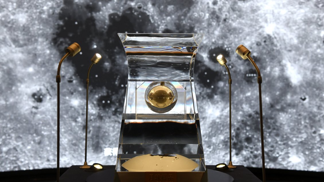 Muestra traída por China reveló proceso temprano de la formación de la corteza lunar