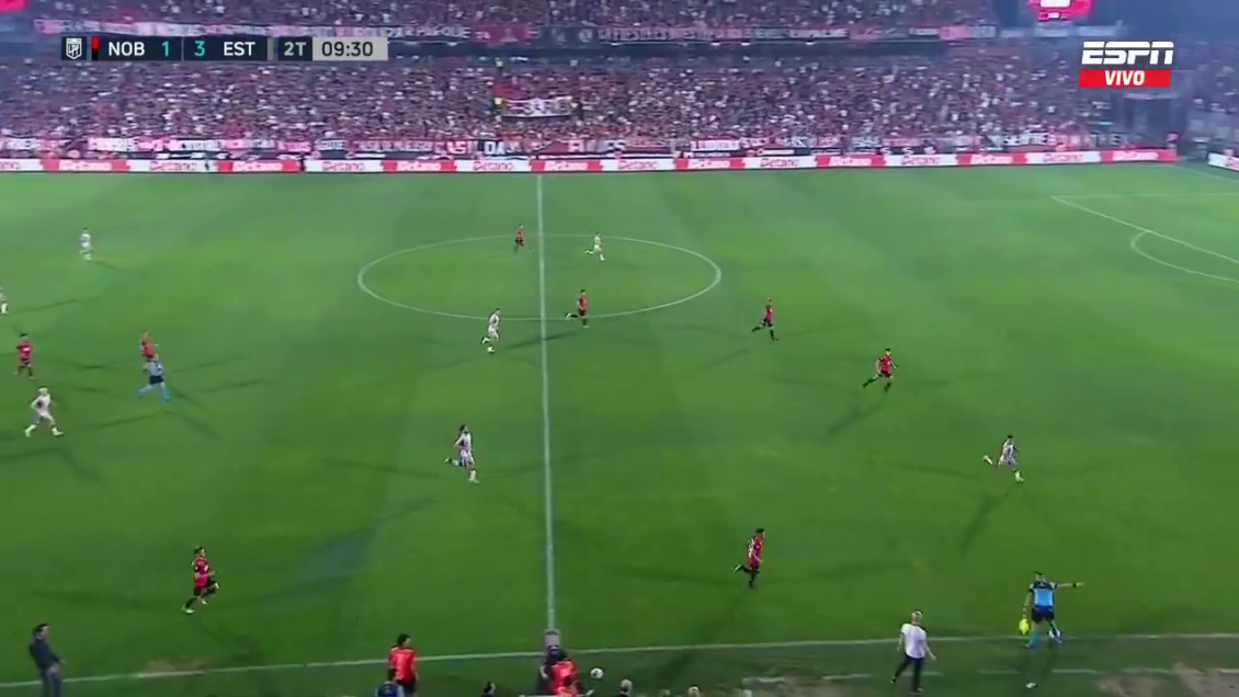 Controversia en Argentina: Juez de línea evitó que saliera la pelota y la jugada terminó en gol