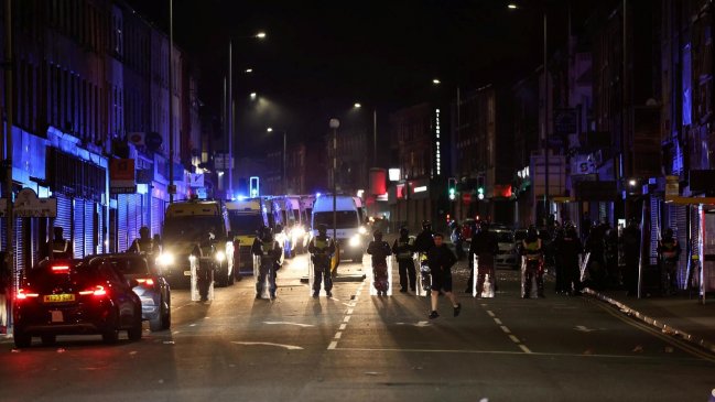 ¿Quiénes están provocando las revueltas antimigrantes en Reino Unido?