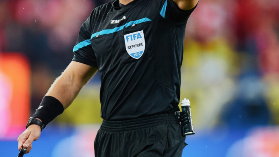 Arbitros fueron detenidos por robar una señal del tránsito en estado de ebriedad