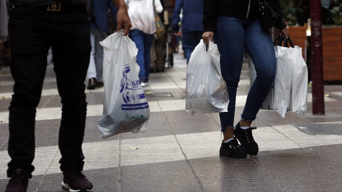 Encuesta: Confianza de consumidores acumula cinco años de pesimismo