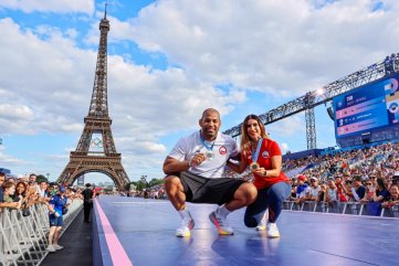   Francisca Crovetto y Yasmani Acosta lucieron sus medallas a los pies de la Torre Eiffel 