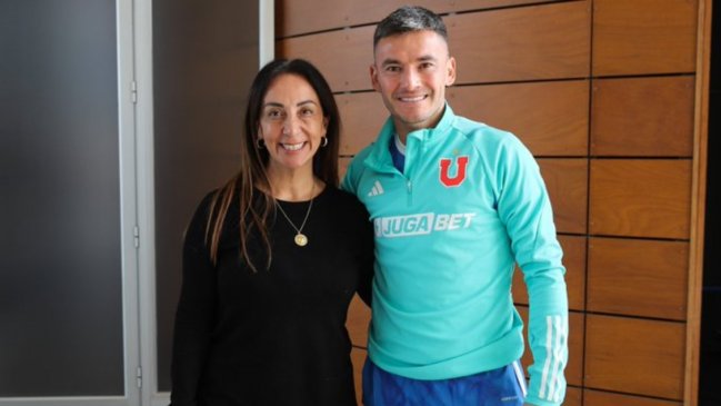 Cecilia Pérez le dio la bienvenida a Charles Aranguiz a Universidad de Chile