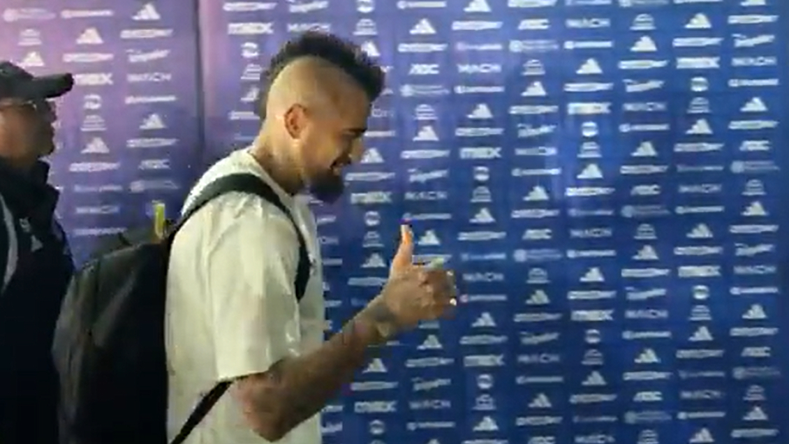 [VIDEO] Hinchas de la U insultaron a Vidal e Isla en la llegada del bus de Colo Colo al Nacional