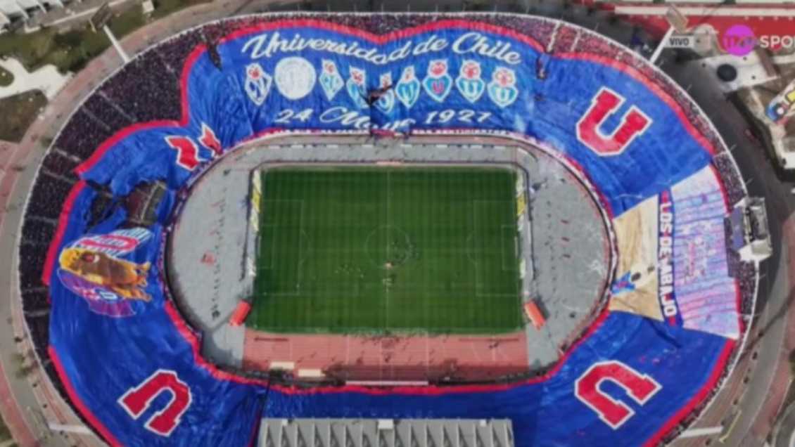La gigantesca bandera que desplegaron los hinchas de la U en el Nacional para el Superclásico