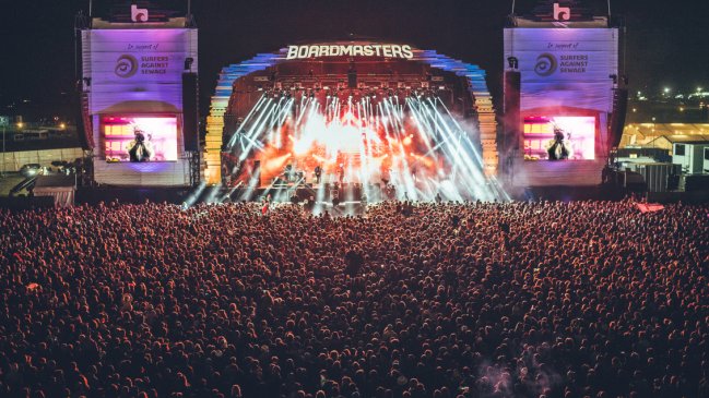 Asistentes de festival en Inglaterra resultaron heridos tras avalancha humana