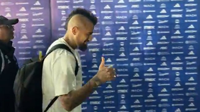 [VIDEO] Hinchas de la U insultaron a Vidal e Isla en la llegada del bus de Colo Colo al Nacional