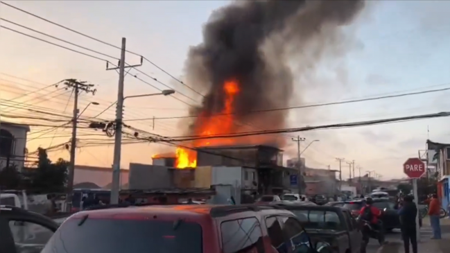 Violento incendio afectó a ocho viviendas en Antofagasta
