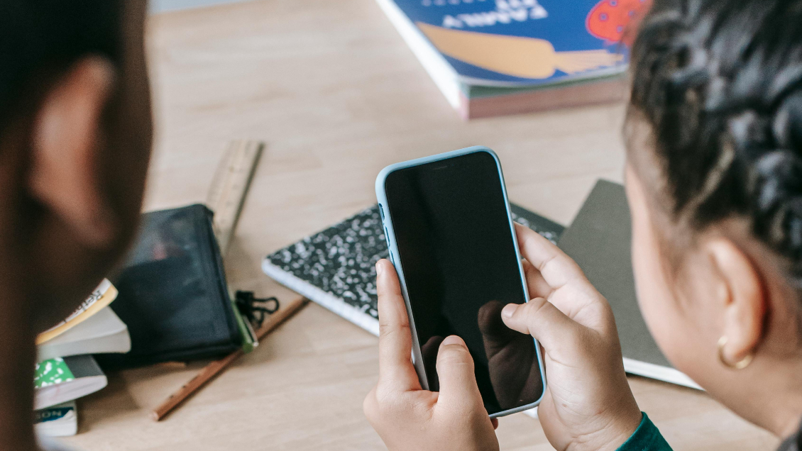 Cámara aprobó proyecto que prohíbe los celulares en los colegios hasta sexto básico