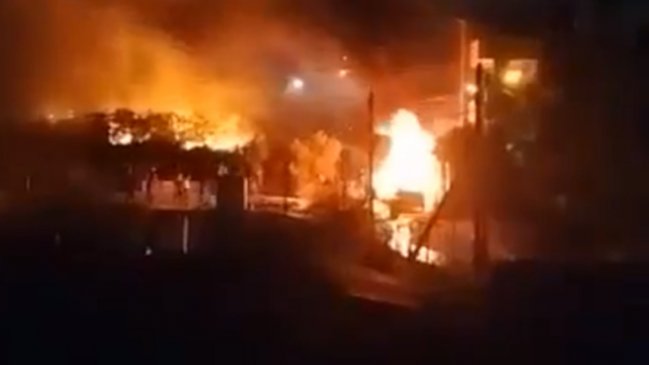 Turba de colonos israelíes incendió y atacó a disparos una aldea palestina