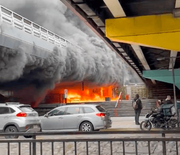 Incendio afectó exterior de la estación Escuela Militar del Metro
