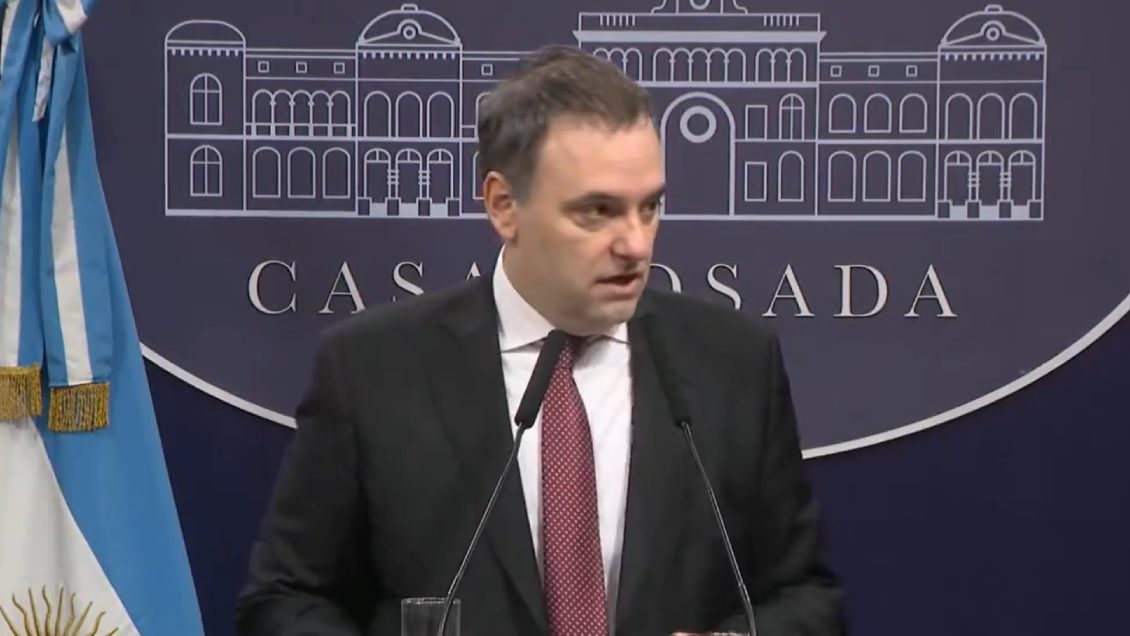 La irónica respuesta del vocero de Milei a lienzo en su contra por polémica con Maradona