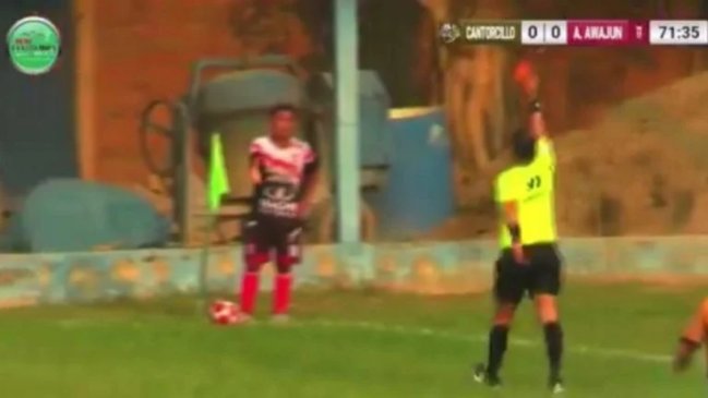 [VIDEO] Insólito: jugador fue expulsado tras orinar en pleno partido de Copa Perú