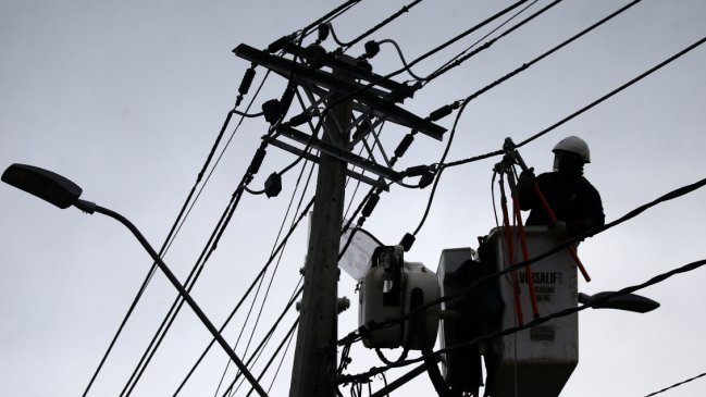 Cortes de luz: Sernac arremetió contra Saesa por no sumarse a procedimiento voluntario colectivo