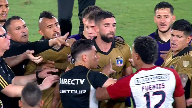 [VIDEO] ¡Tenso final! Jugadores de Junior encararon a Vidal tras la victoria de Colo Colo