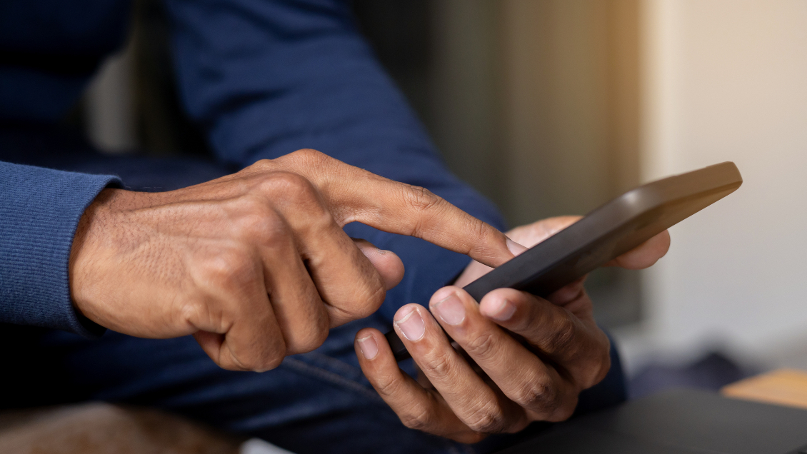 Pensó que hablaba con una mujer en Tinder y lo estafaron con $52 millones