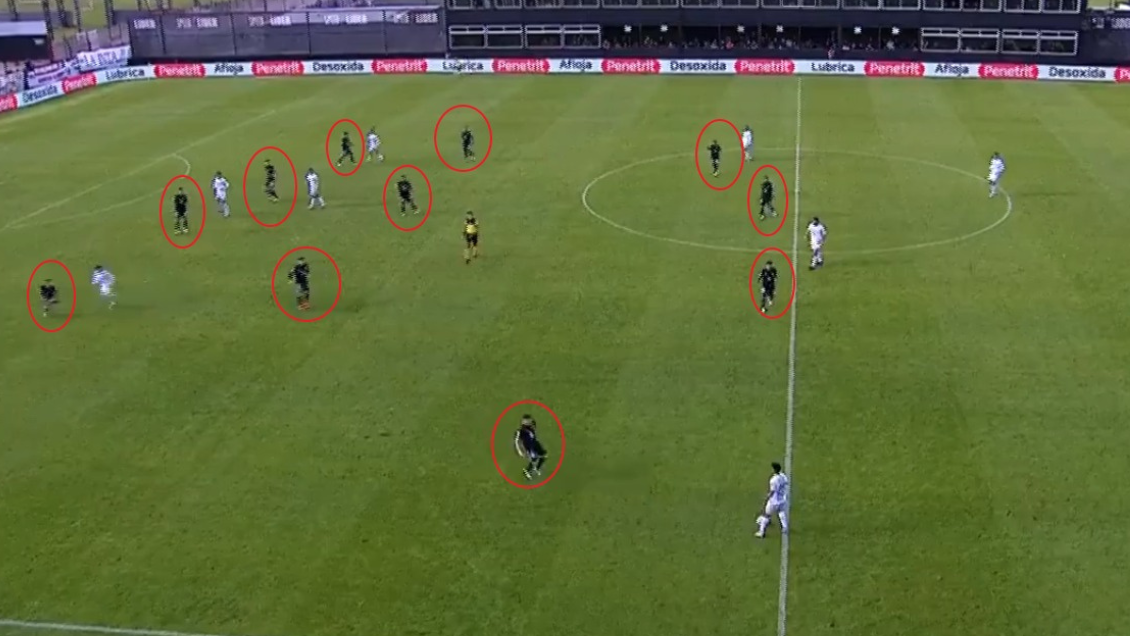 [VIDEO] Deportivo Riestra estuvo con 12 jugadores en cancha durante unos segundos