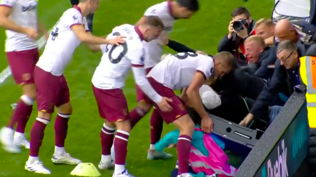 [VIDEO] Jugador de West Ham rescató a pasapelotas aplastado por la tribuna