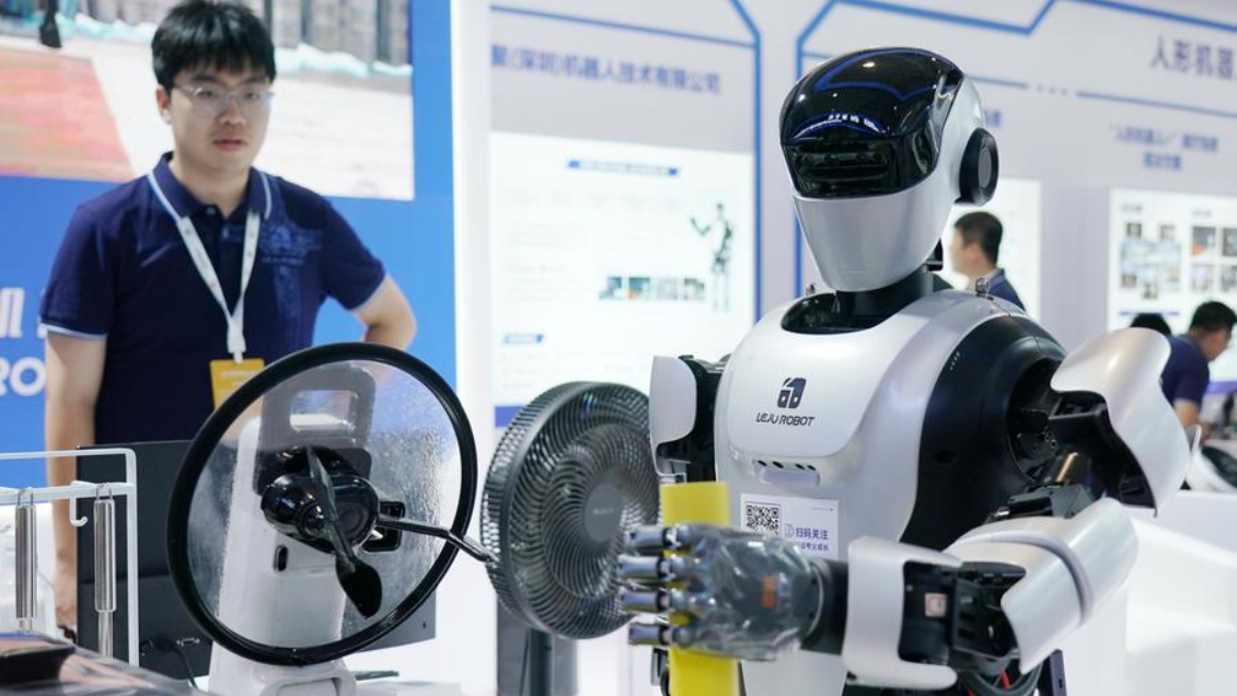 Premier chino pide fortalecer cooperación global para impulsar industria robótica
