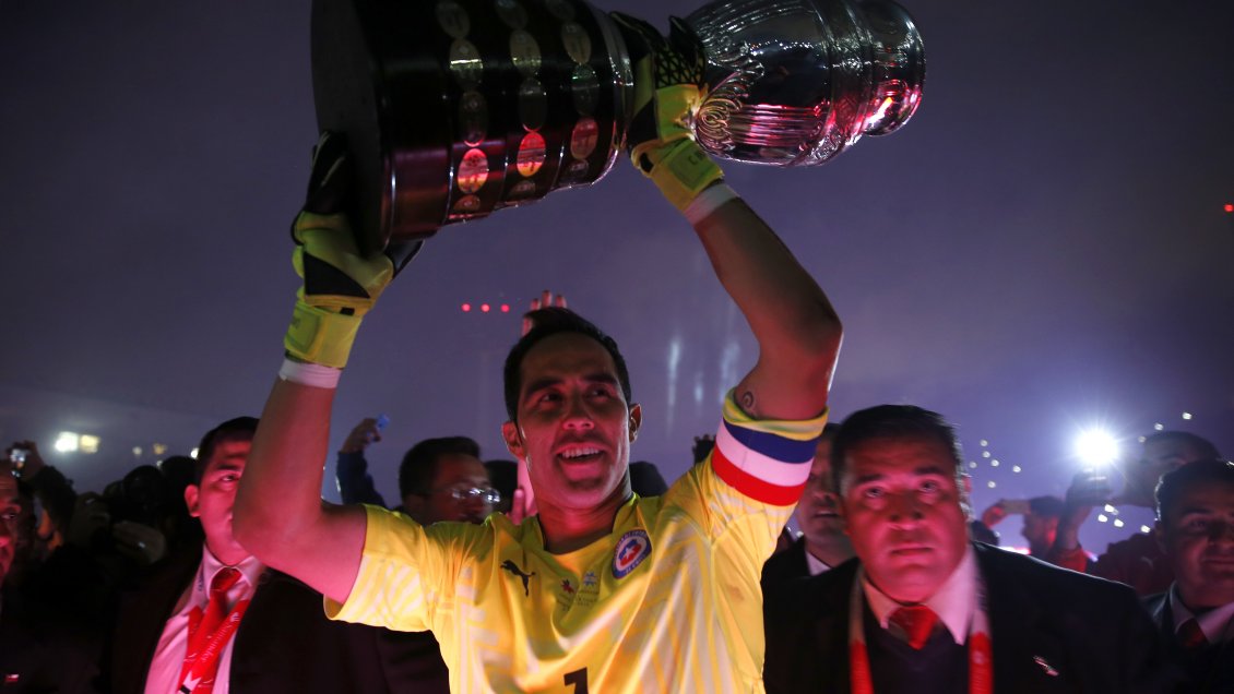 [PERFIL] Claudio Bravo, el capitán que hizo historia como líder de la Generación Dorada de La Roja