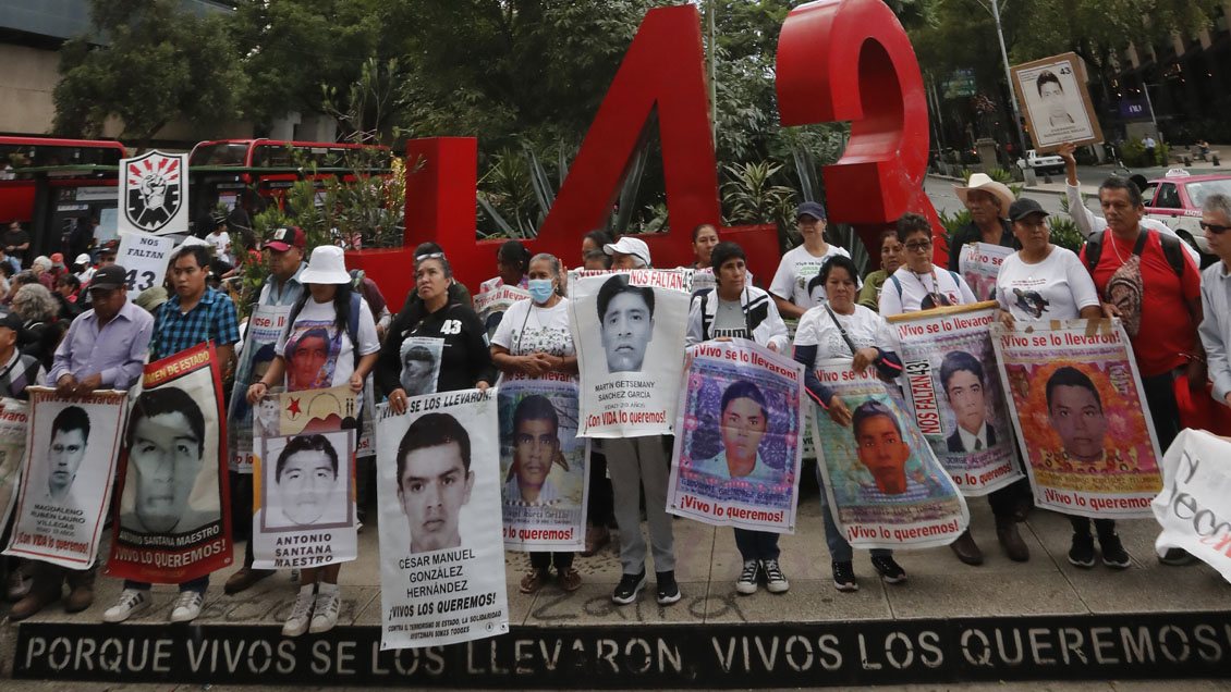 Familias de los 43 de Ayotzinapa acusan a López Obrador de encubrir la verdad