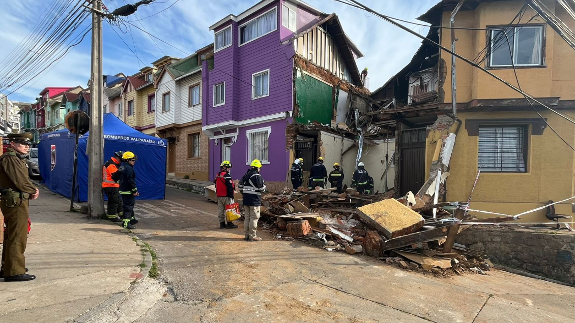 Recuperan cuerpo de un hombre que quedó atrapado en un derrumbe en Valparaíso