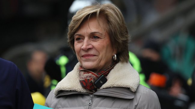 Matthei respaldó a las salmoneras: Las mayores barreras son ideológicas