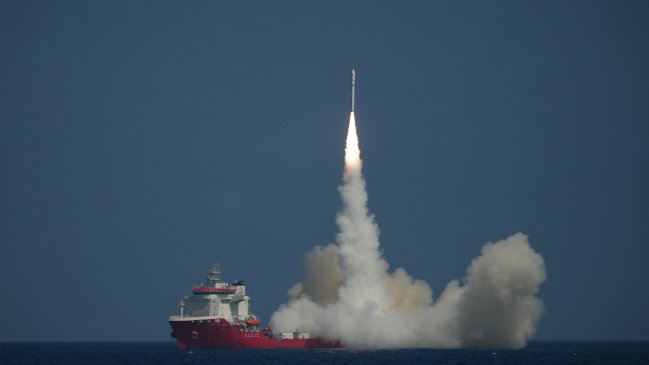 China lanzó cohete comercial CERES-1 con satélites desde el mar