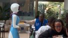 Clientes de un restaurante de Kenia son atendidos por robots