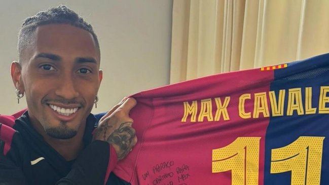 Raphinha le regaló una camiseta al fundador de Sepultura