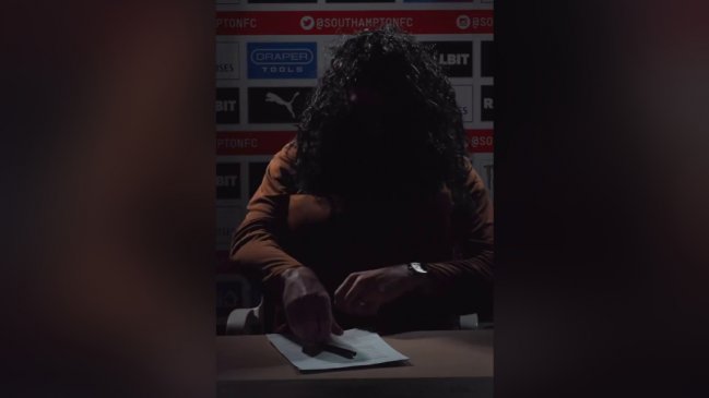 [VIDEO] Southampton de Brereton presentó a un refuerzo disfrazado como 