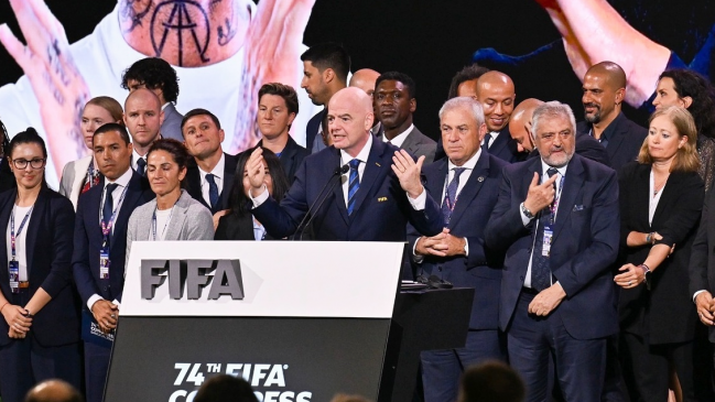 La FIFA implementó un gesto universal de denuncia racista en el fútbol