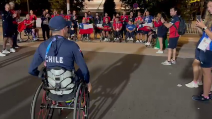   El emotivo recibimiento del Team ParaChile a Alberto Abarza tras su tercera medalla en París 2024 